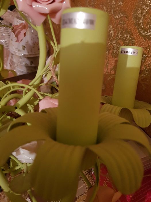 Красивая кованная люстра с плафонами