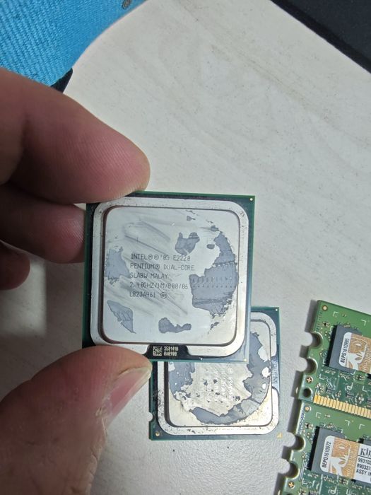 Procesor dual core pentuium 2.4 Ghz.