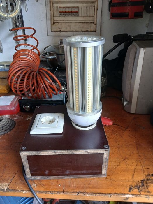 Caixa com luz eléctrica e mais tomada eléctrica