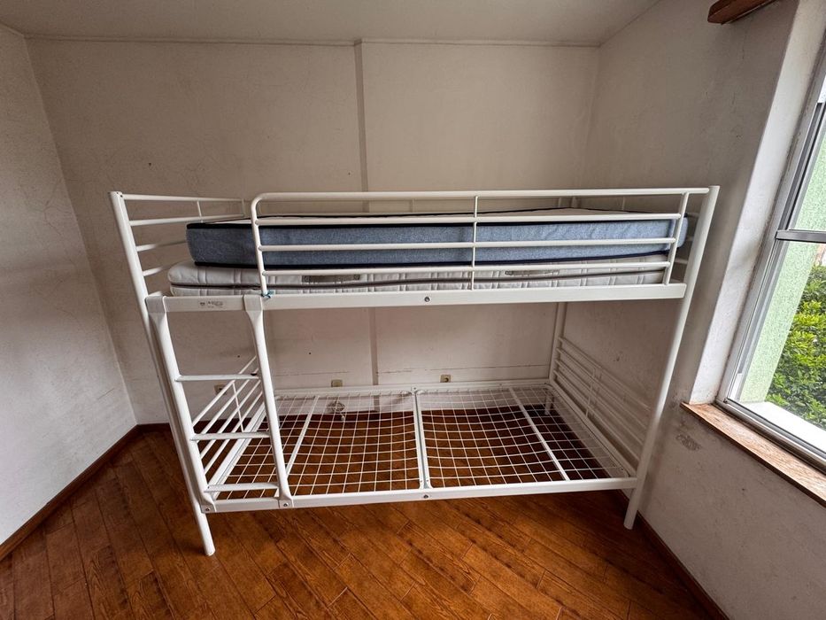 Beliche IKEA SVÄRTA Branco + Colchões Incluídos