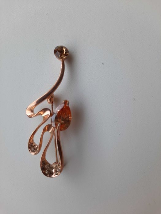 Брошка натуральный перламутр, брошка с фианитами.