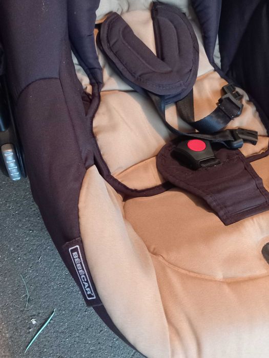 Cadeira de bebe usada a venda para desocupar.