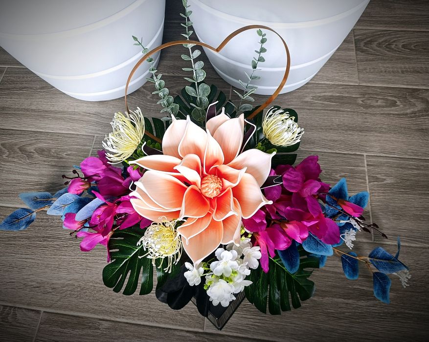 Duża kompozycja nagrobna, stroik z piankowym kwiatem