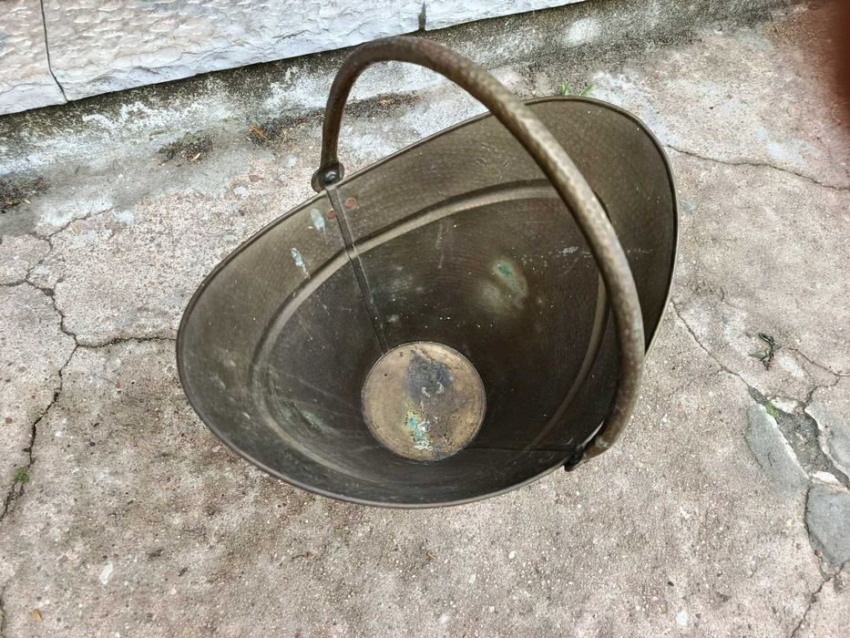 Cesto para lenha tradicional em latão