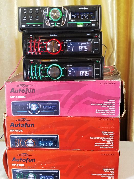 Автомагнитола новая . Тяжёлые старой школы . USB , AUX , CD .