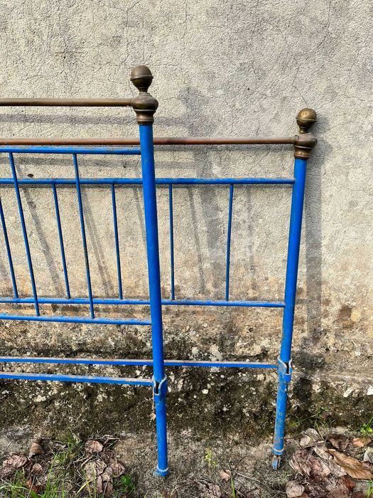 Cama antiga em ferro