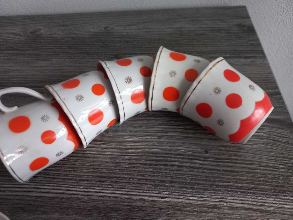 Чашки, блюдца  и др. посуда.