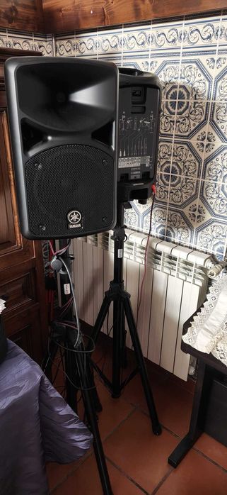 Sistema de Som Yamaha StagePas 400i + Tripés