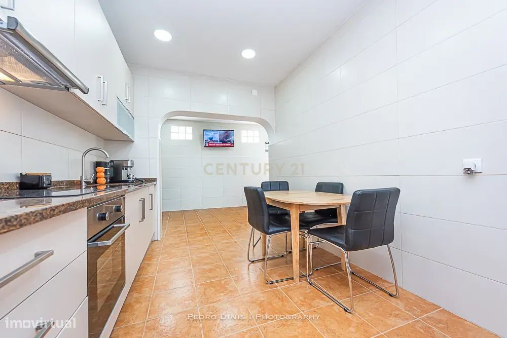 Moradia de 6 assoalhadas c/ garagem SEMI-RENOVADA