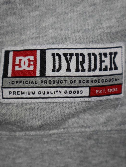 Szara bluza DC Usa z czarnym czerwonym haft logo grey crewneck