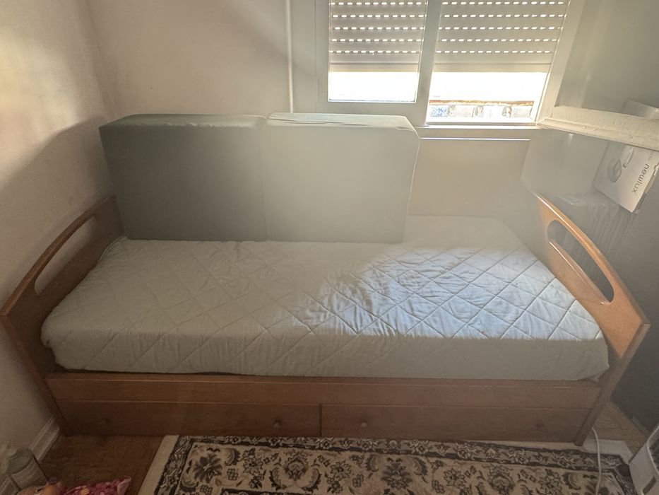 Vendo uma cama de solteiro em madeira muito boa, com duas gavetas grandes e com colclão e tem tres almofadas grande que pode colocar e usar como sofa.