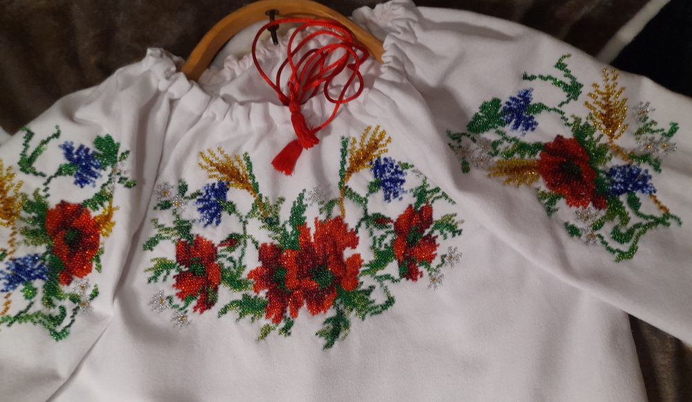 Вишиванка чеським бісером для дівчинки