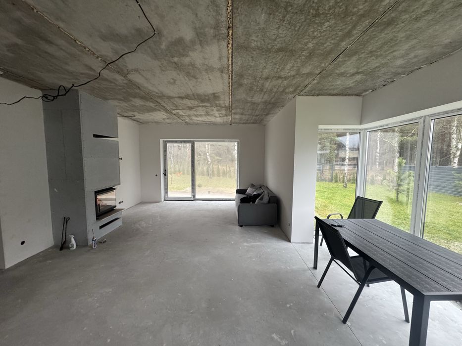 Будинок біля лісу