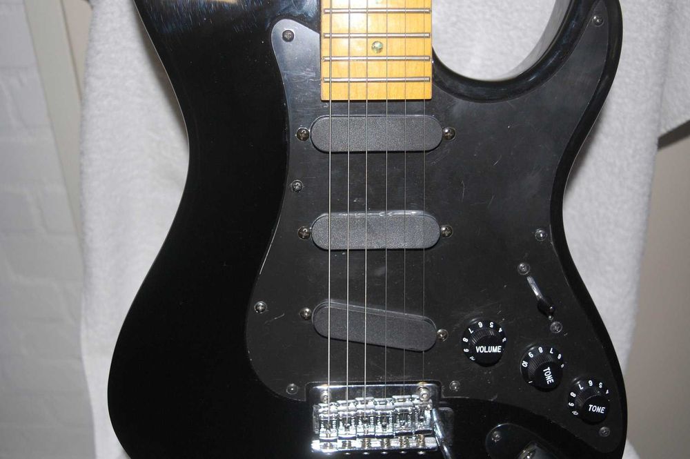 Stratocaster - Guitarra elétrica e Pedal