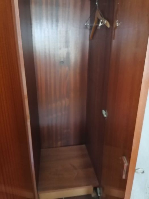 Roupeiro antigo com mais de 40 anos