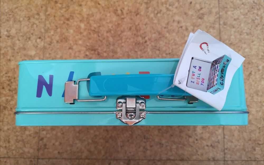 Flying Tiger | Mala azul/ verde menta metalizada com letras em íman