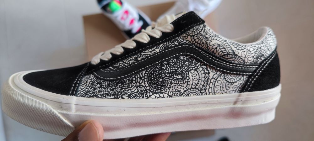 Ténis pretos e brancos