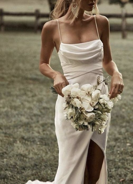 Suknia ślubna ołówkowa, kolumnowa. Kolor ecru. Roz.32