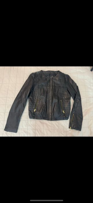 Натуральна  шкіряна жіноча куртка Mango.