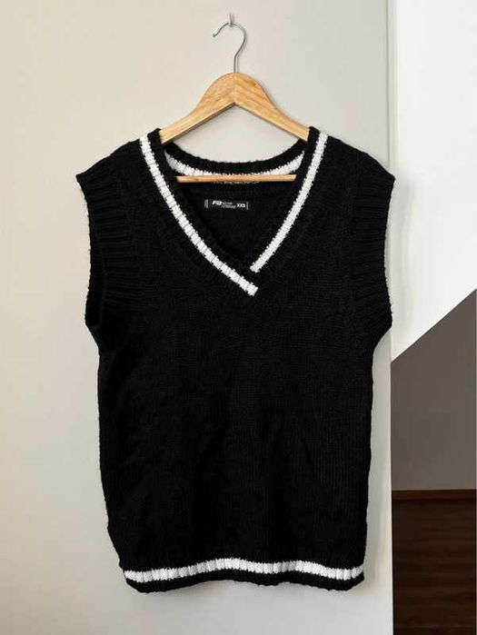 Czarna swetrowa kamizelka z dekoltem V sweter na koszulę białe paski