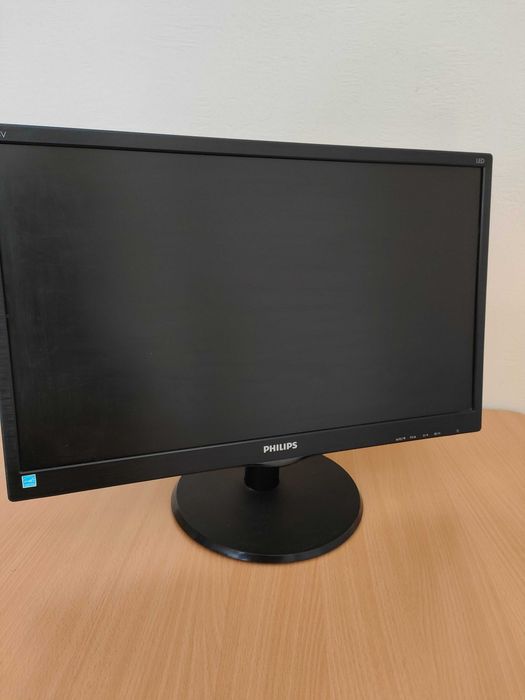 Komputer stacjonarny + monitor.