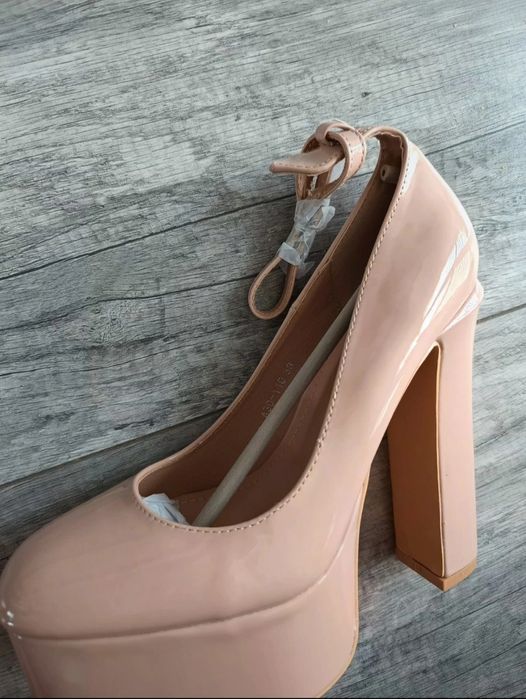 Beżowe buty na wysokim obcasie platforma lakierowane rozmiar 38