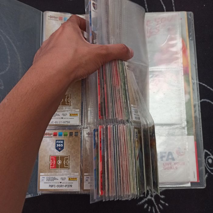 Karty piłkarskie razem z albumem