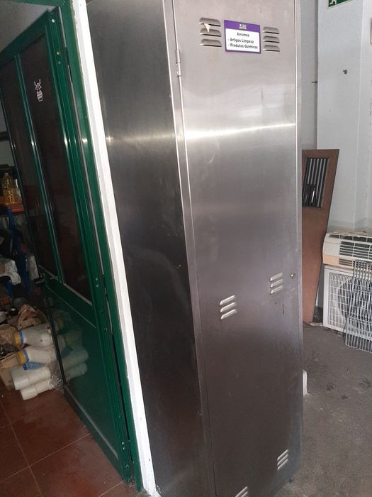 Armario para vassouras e produtos limpeza