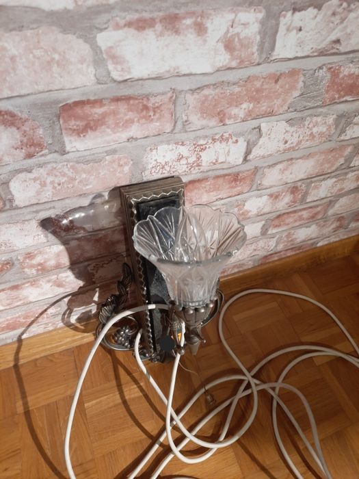 Lampa na ścianę do powieszenia