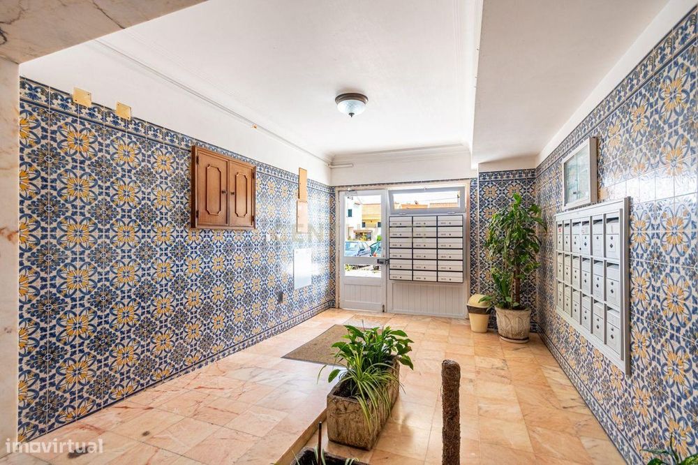 Apartamento T2 com elevador e varandas, em Algueirão-Mem Martins, Sint
