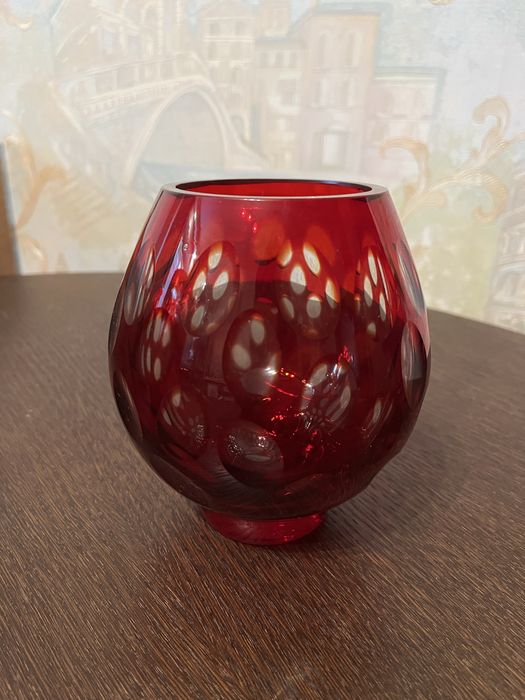 Изделия из красного и рубинового стекла.Ваза,конфетница,рог, графин