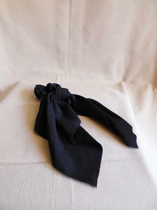 Czarna gumka do włosów scrunchie ozdobna kokarda