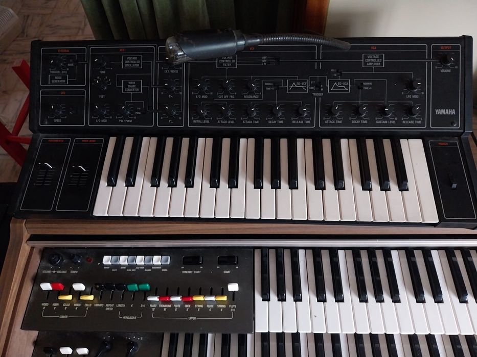 Orgão Yamaha em móvel de teclado duplo modelo B-20BR e sintetizador
