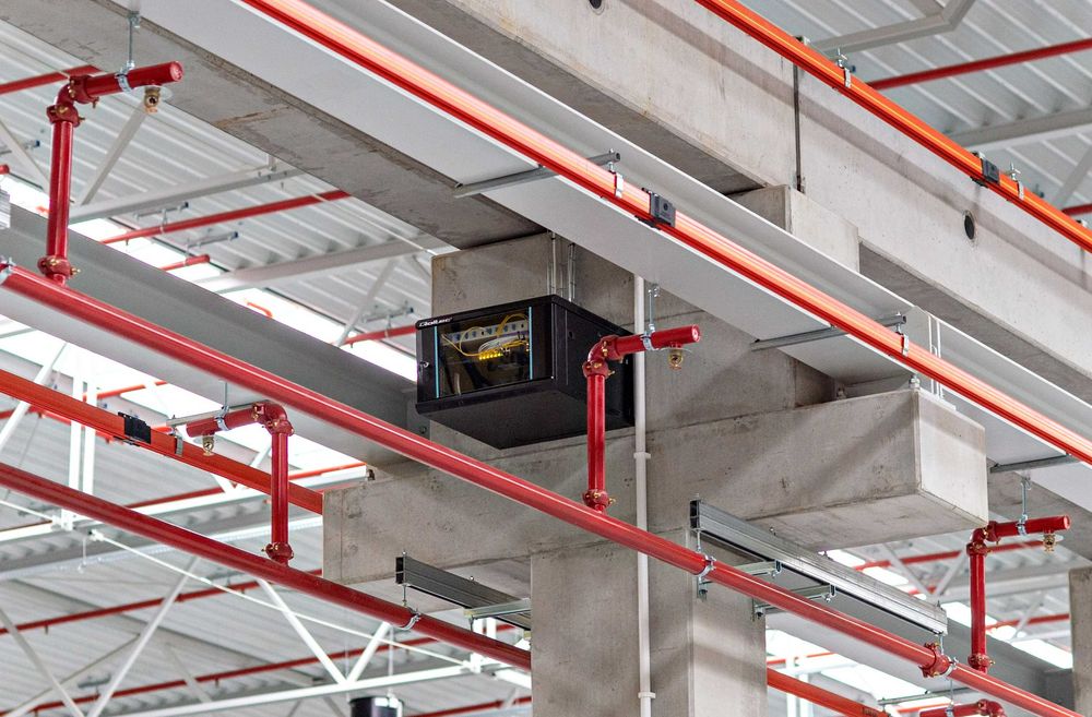 Hala produkcyjna z suwnicami.