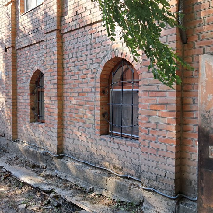 Центр,  біля стадіону. 140м2