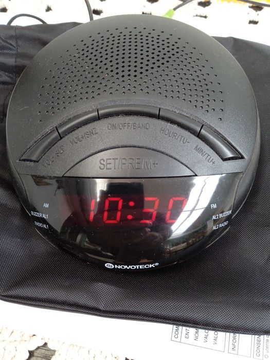 Rádio relógio despertador com pouco uso