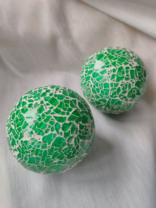 Bolas de decoração envidradas verde e branco