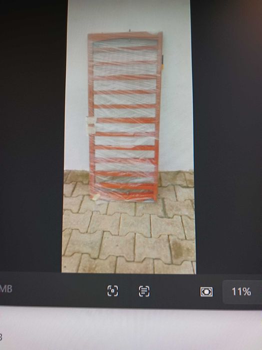 Berço para bebé em madeira de pinho castanha clara c/rodas + colchão