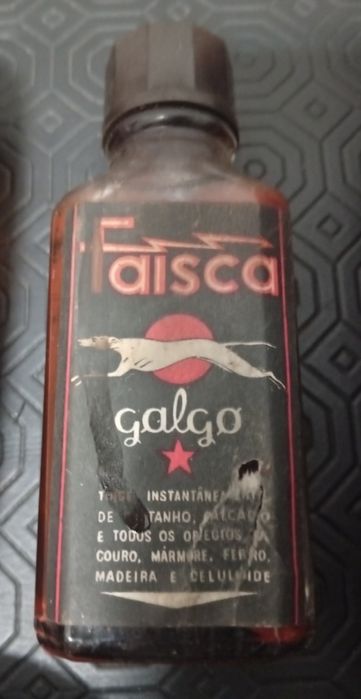 Latas e frascos antigos