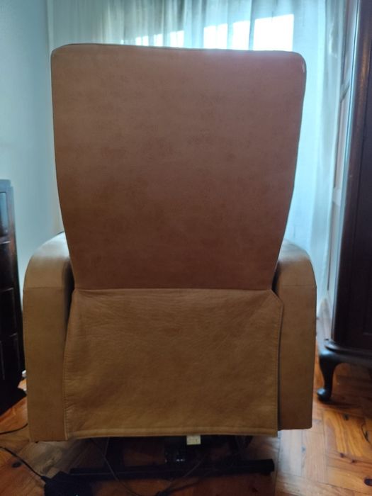 Cadeirão elétrico com motor de elevação