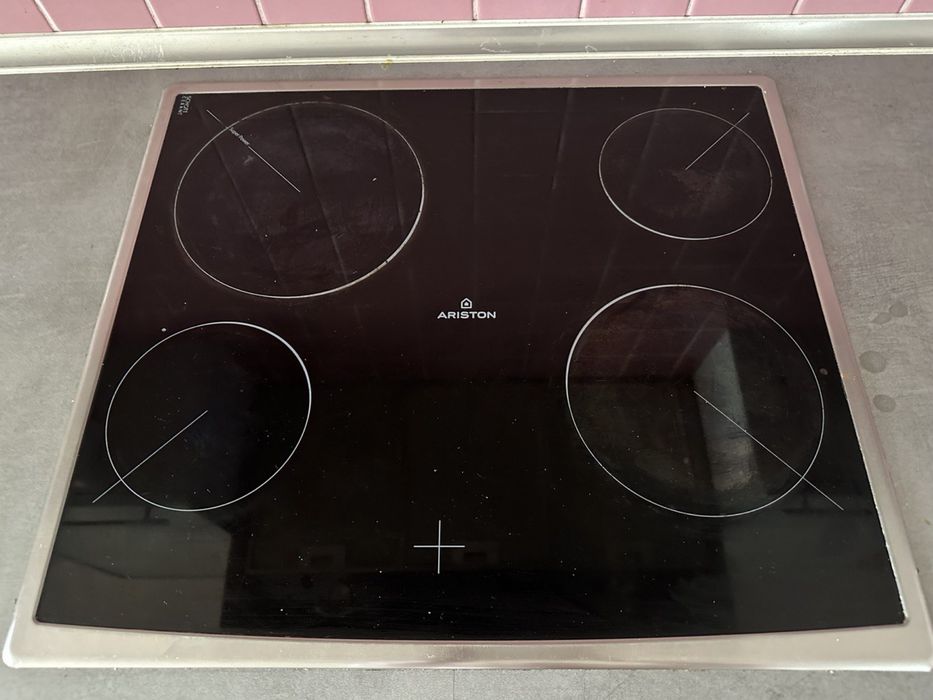 Кухня з технікою, у гарному стані