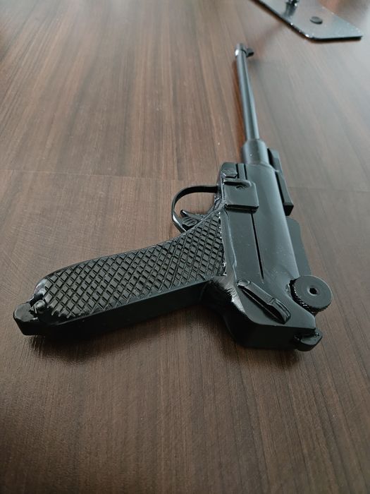 Metalowa rzeźba pistoletu