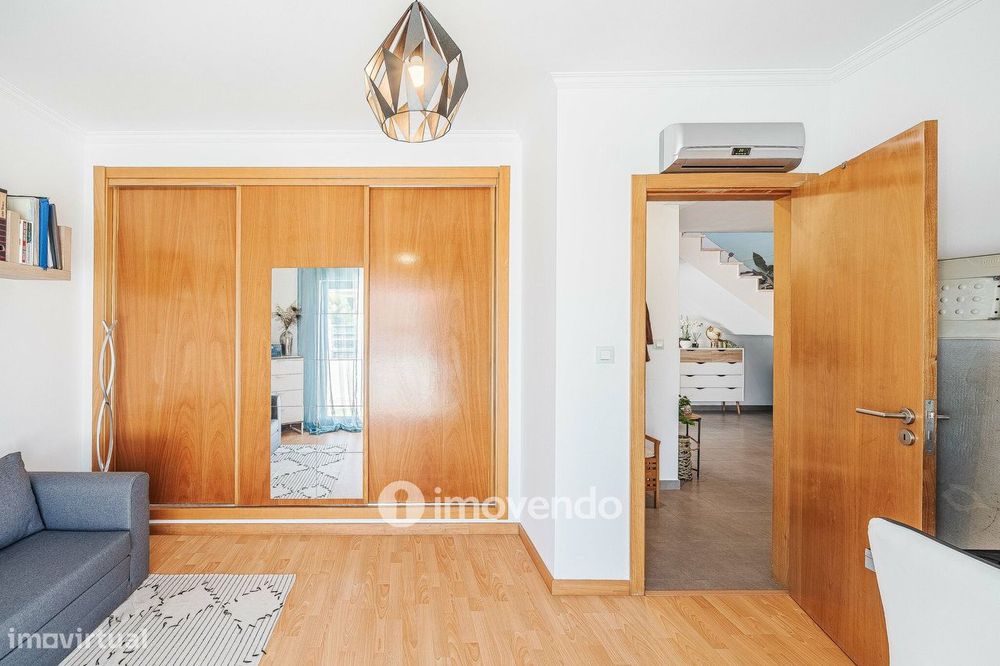 Moradia T3+1 de design moderno, com jardim, na Quinta do Anjo