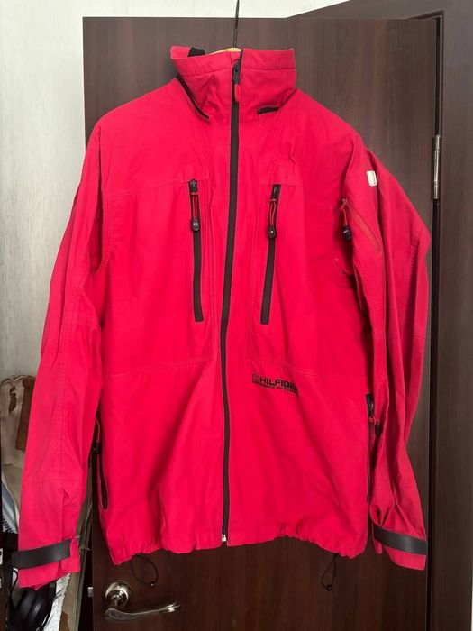 Ветровка красная