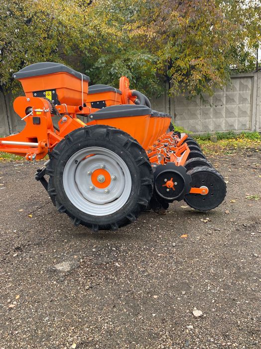 Сівалка пневматична Весна 8 Фаворит (Сеялка универсальная Весна 8)