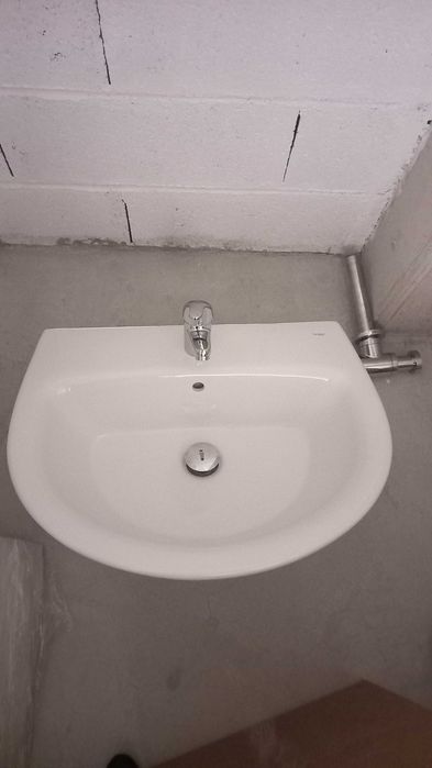 Lavatório Sanitana com torneira, novo.