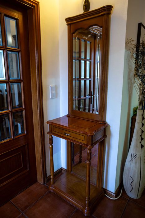 Vende-se sapateiras para corredor em madeira de cerejeira.