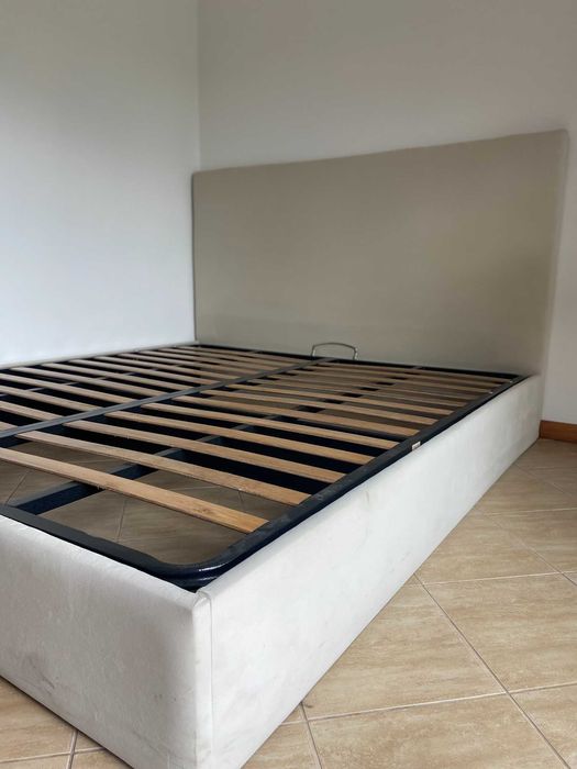 Estrutura cama com estrado e sistema elevatório