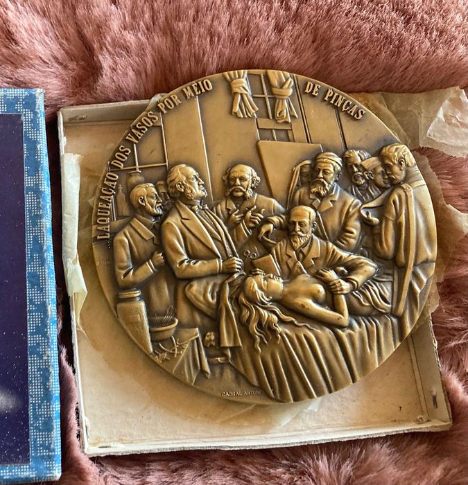 Medalha comemorativa: Laqueação de vasos por meio de pinças