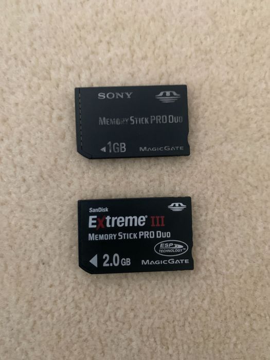 Máquina fotográfica Sony Cyber-shot DSC-P200 + cartões memória + bolsa